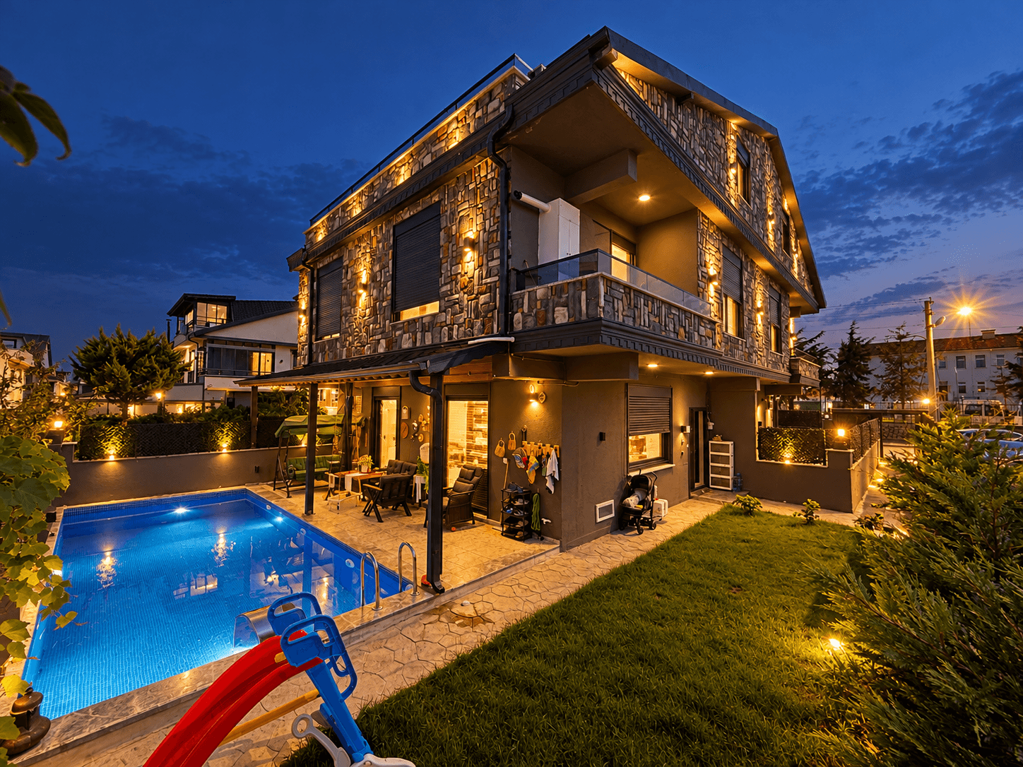 Kocaali Yalı Plajı’na 250 Metre Mesafede Ayrı Mutfaklı 5+1 Triplex Villa