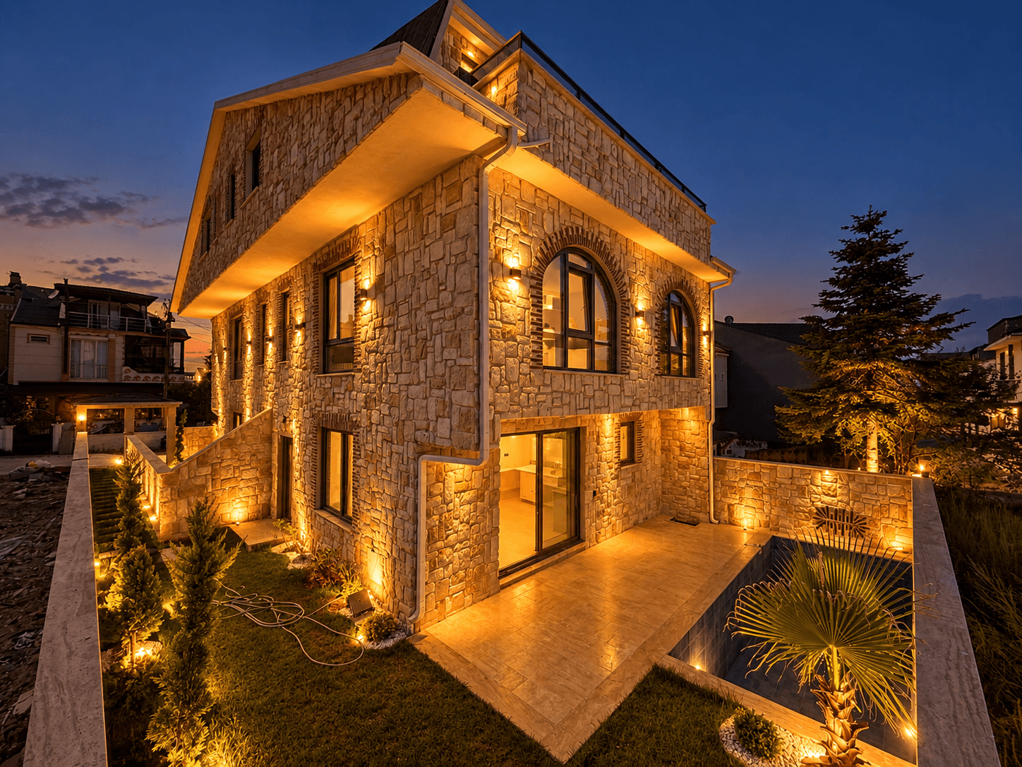 Kocaali Yalı Mahallesi'nde Özel Tasarım Havuzlu Satılık 4+1 Villa