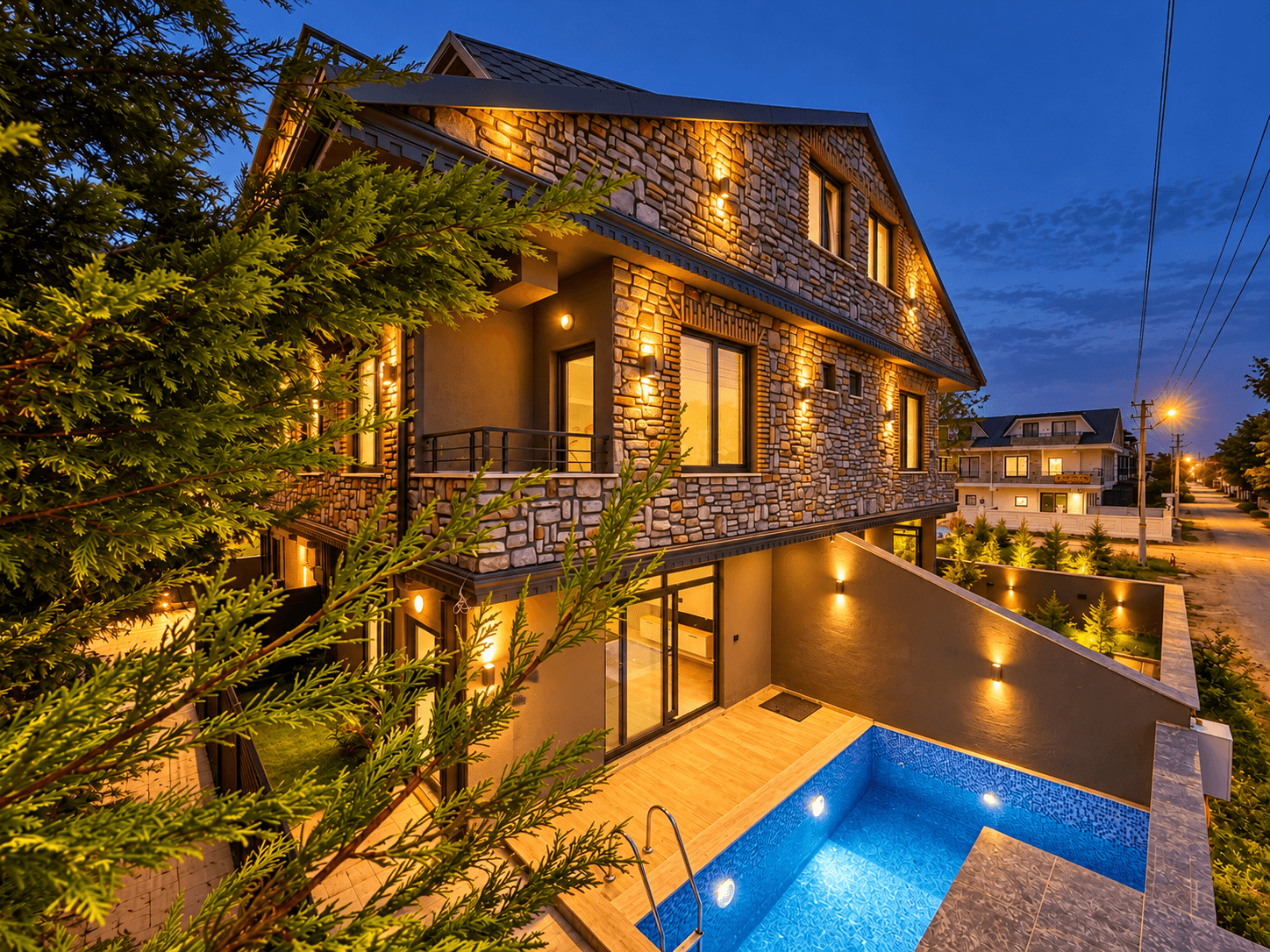 Merkezi Konumda, Denize 280 Metre Mesafede Havuzlu 3+1 Lüks Triplex Villa