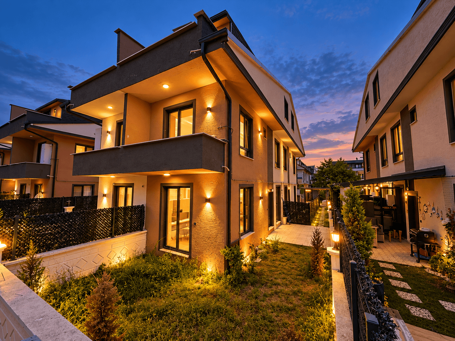 Merkez Plaj’da Denize 150 Metre Mesafede Ayrı Mutfaklı Lüks 4+1 Triplex Villa