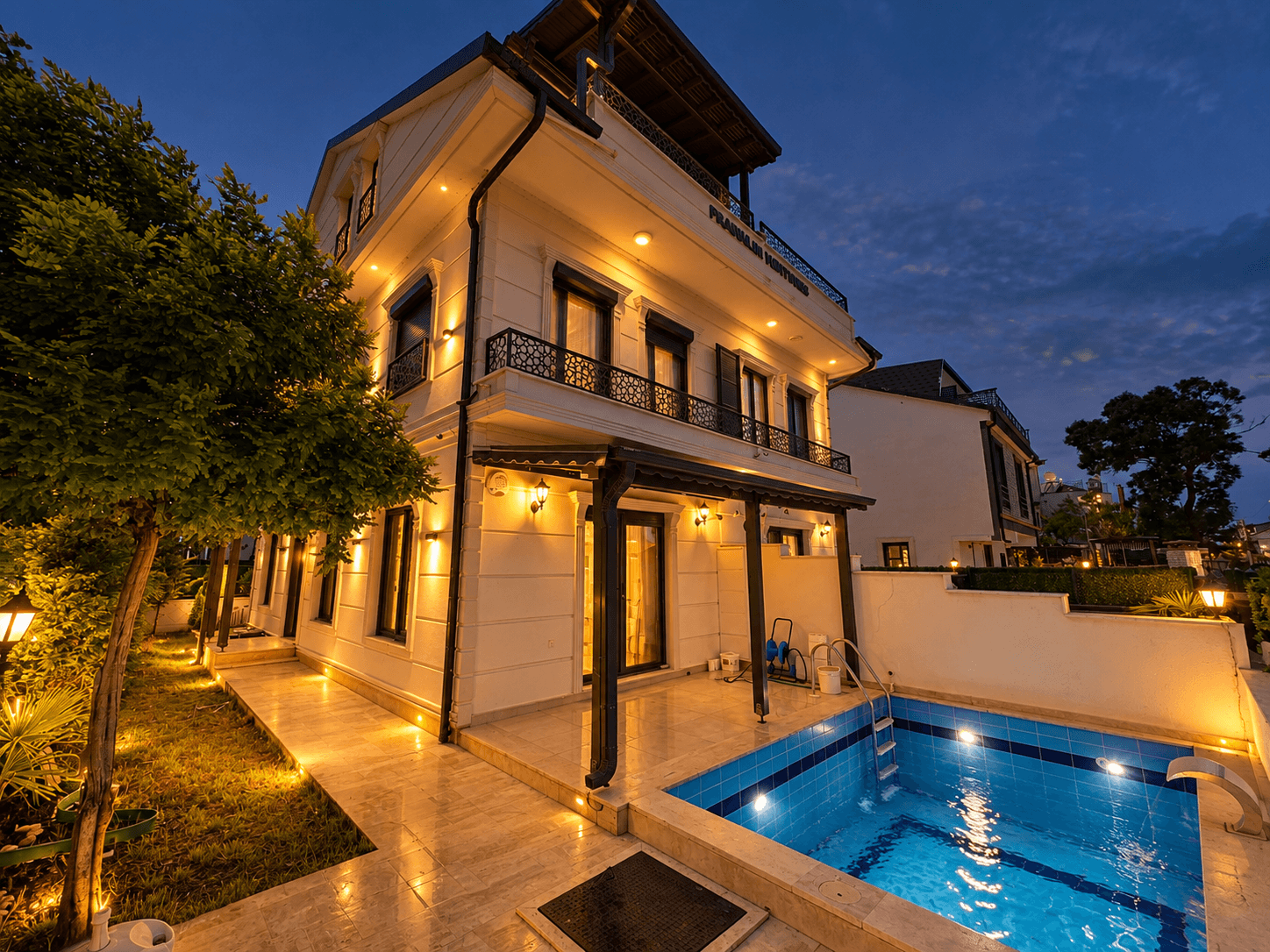 Evim Sistemine Uygun Ayrı Mutfaklı Otoparklı ve Havuzlu 3+2 Triplex Villa