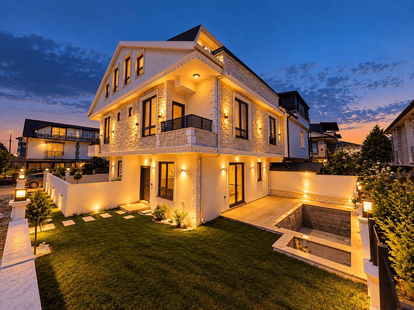 Yalı Plajı’nda Denize 150 Metre Mesafede, Özel Havuzlu ve Geniş Bahçeli 3+1 Triplex Villa